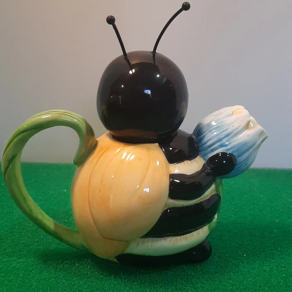 Decorative honey bee creamer